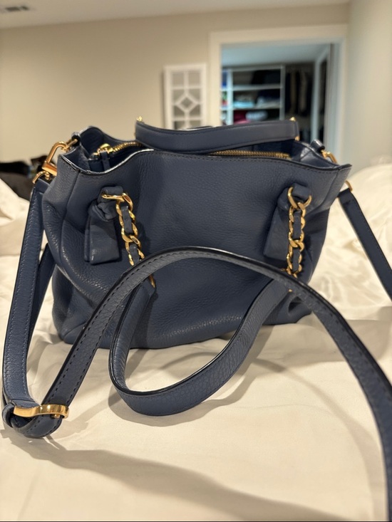 Tory Burch Slate Blue Pebbled Leather Shoulder Bag with Gold Chain - Picture 4 of 4